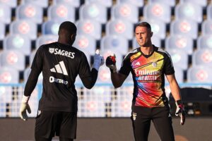 Samuel Soares é o dono da baliza, Aursnes o lateral esquerdo e Odysseas vê o jogo da bancada