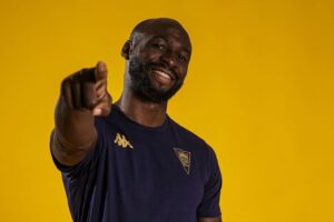 OFICIAL: Estoril Praia garante contratação do defesa Eliaquim Mangala por uma época