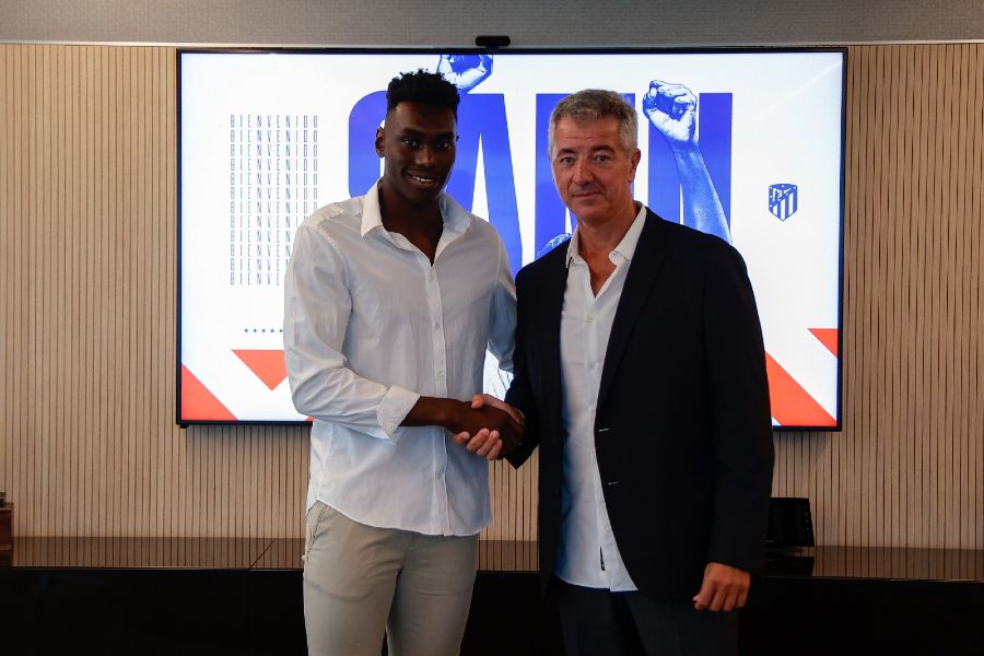 OFICIAL: Avançado Samu Omorodion assina por cinco anos com o Atlético Madrid