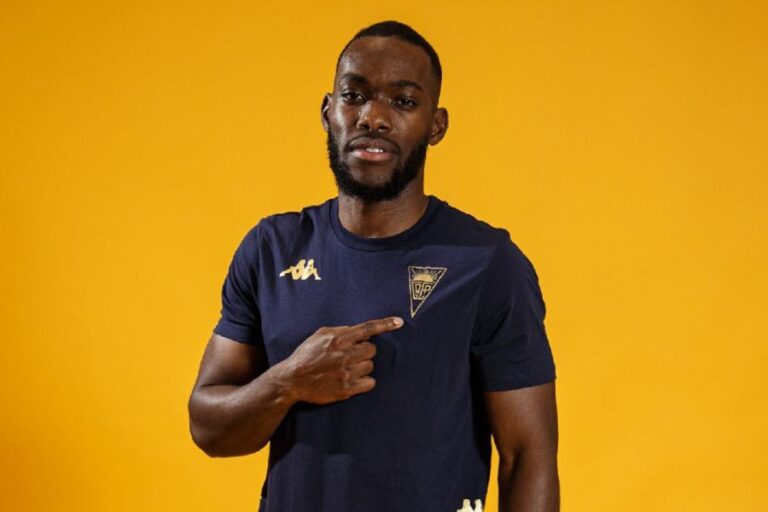 OFICIAL: Defesa Harouna Sy reforça o Estoril Praia