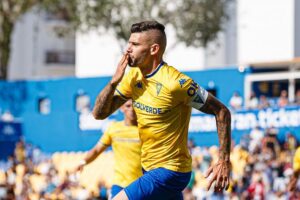 Estoril anuncia rescisão de contrato com o capitão Joãozinho por mútuo acordo