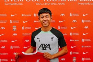 OFICIAL: Liverpool contrata médio japonês Wataru Endo ao Estugarda