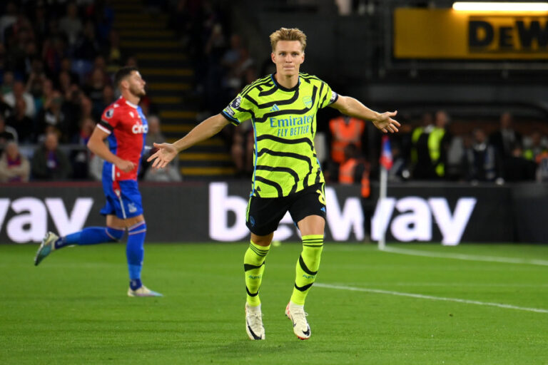 Inglaterra: Golo de Odegaard dá triunfo ao Arsenal no dérbi contra o Crystal Palace