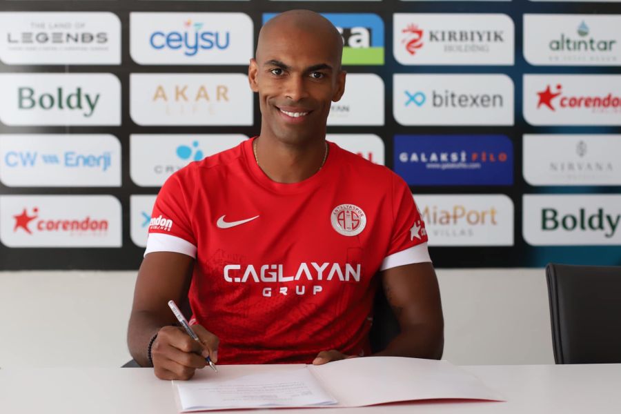 OFICIAL: Naldo, ex-Sporting, reforça a linha defensiva do Antalyaspor