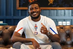 OFICIAL: Lyon assegura médio inglês Ainsley Maitland-Niles até 2027