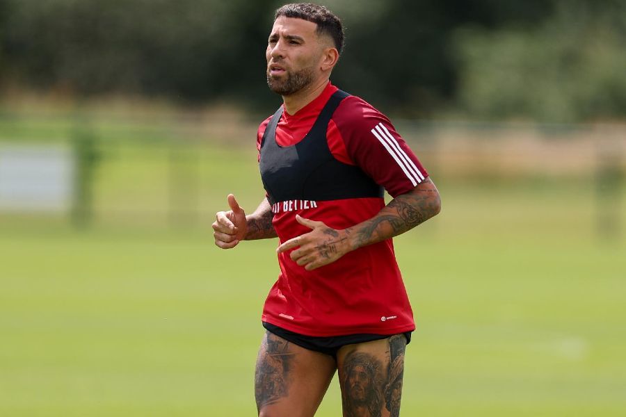 Benfica: Otamendi, a contas com uma entorse, só deve ser opção no início oficial da época