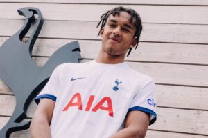 OFICIAL: Jovem defesa-central Ashley Phillips assina contrato com o Tottenham