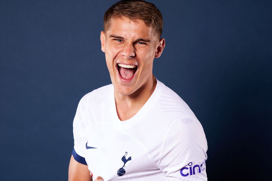 OFICIAL: Promessa neerlandesa Micky van de Ven assina pelo Tottenham