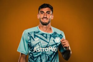 OFICIAL: Defesa uruguaio Santiago Bueno assina contrato de cinco anos com o Wolverhampton