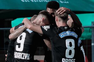 Insólito: Médio do Sturm Graz falha encontro com o Sporting após engolir abelha no treino