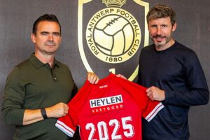 À atenção do FC Porto: Antuérpia renova contrato com treinador Mark van Bommel