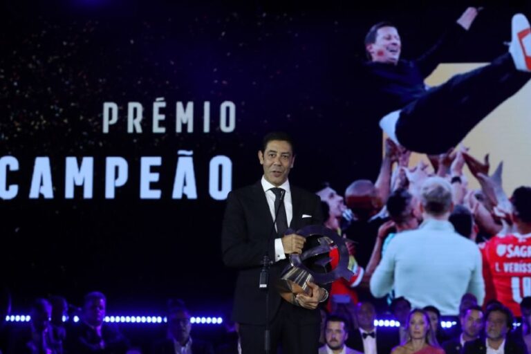 Benfica: Rui Costa “orgulhoso” pelo título, mas rejeita “dormir à sombra da bananeira”