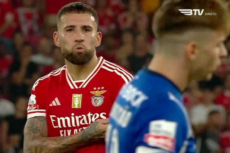 Francisco Conceição e Otamendi envoltos em momento tenso no clássico Benfica-FC Porto