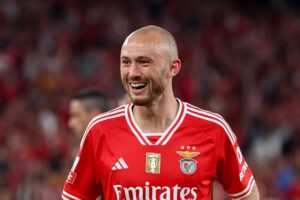 "O Aursnes vai voltar aquela posição? O Benfica já contratou?"