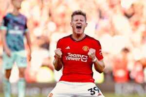 Inglaterra: McTominay salva Man Utd na receção ao Brentford com um bis nos descontos