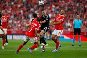 Exibição cinzenta numa Luz coberta de vermelho vale empate ao Benfica na receção ao Casa Pia