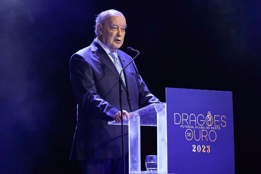 “Há muito tempo que me querem ver longe, mas têm de esperar sentados, senão criam varizes”