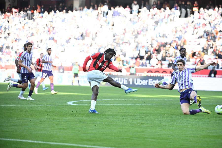 Nice vence na receção ao Toulouse, com golo de Moffi, e mantém perseguição ao líder PSG