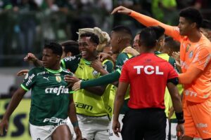 Palmeiras goleia América-MG e coloca mão firme na revalidação do título de campeão brasileiro