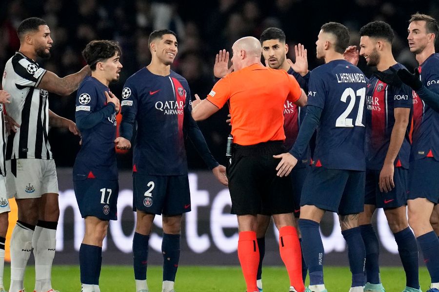 LC: Penálti controverso que valeu o empate ao PSG leva ao afastamento de VAR polaco