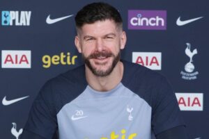OFICIAL: Fraser Forster renova contrato e fica ligado aos spurs até 2025