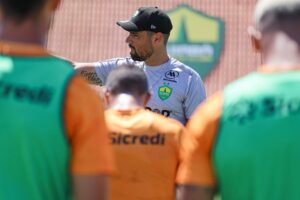 António Oliveira ruma ao Corinthians, mas saída do Cuiabá gera confusão no Brasil