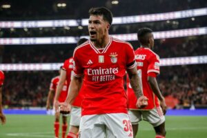 "Num meio campo a três, Schmidt devia jogar com um ponta de lança, o Marcos Leonardo"