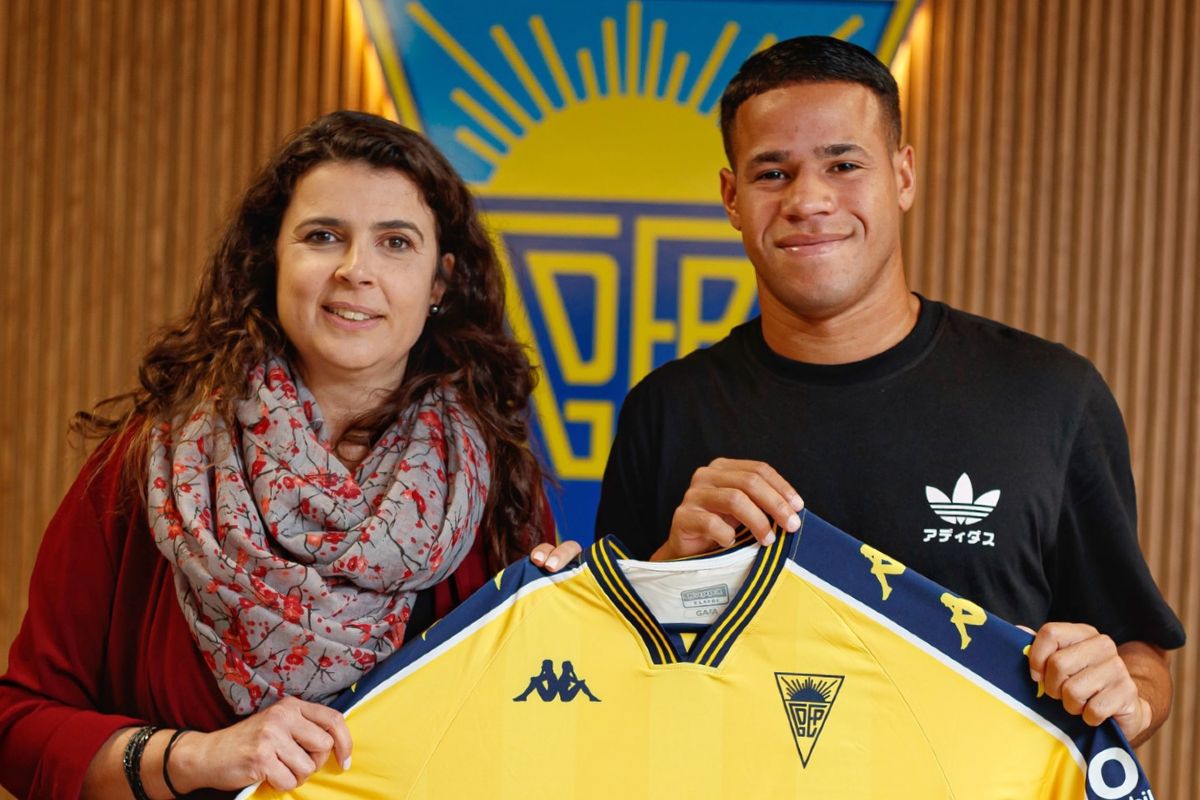 OFICIAL: Estoril Praia anunciou contratação de brasileiro Léo Santos até final da época