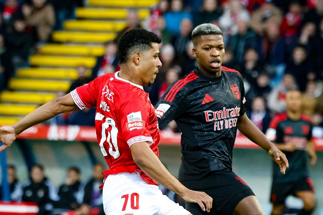 Benfica vence Santa Clara com golo de Bruma e fica a um ponto do Sporting