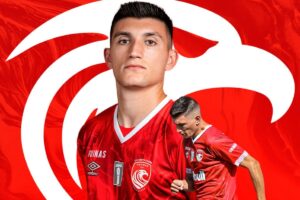Avançado João Costa renova pelo Santa Clara até 2028