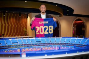 FC Barcelona anuncia renovação de Raphinha até 2028
