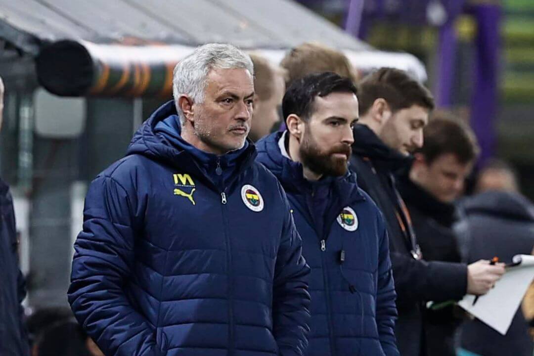 Turquia: Fenerbahçe de Mourinho perde terreno para o líder Galatasaray