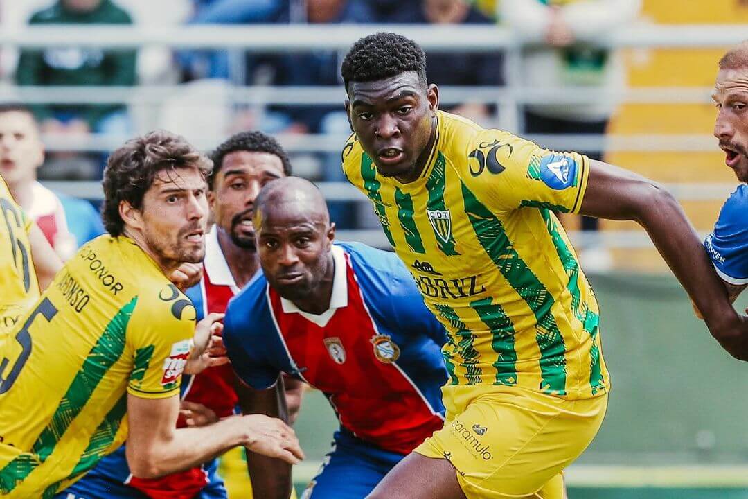 Alverca vence Tondela e deixa título da II Liga em aberto até à última jornada