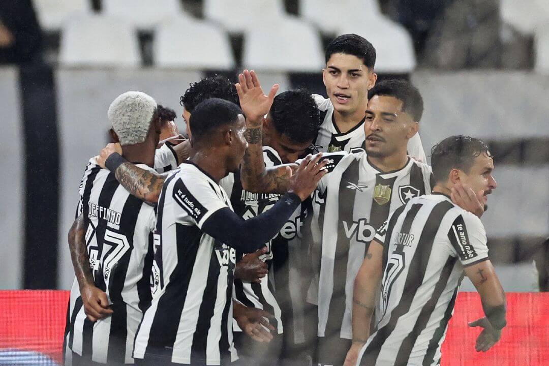 Botafogo de Renato Paiva goleia Internacional (4-0) e sobe na tabela do Brasileirão