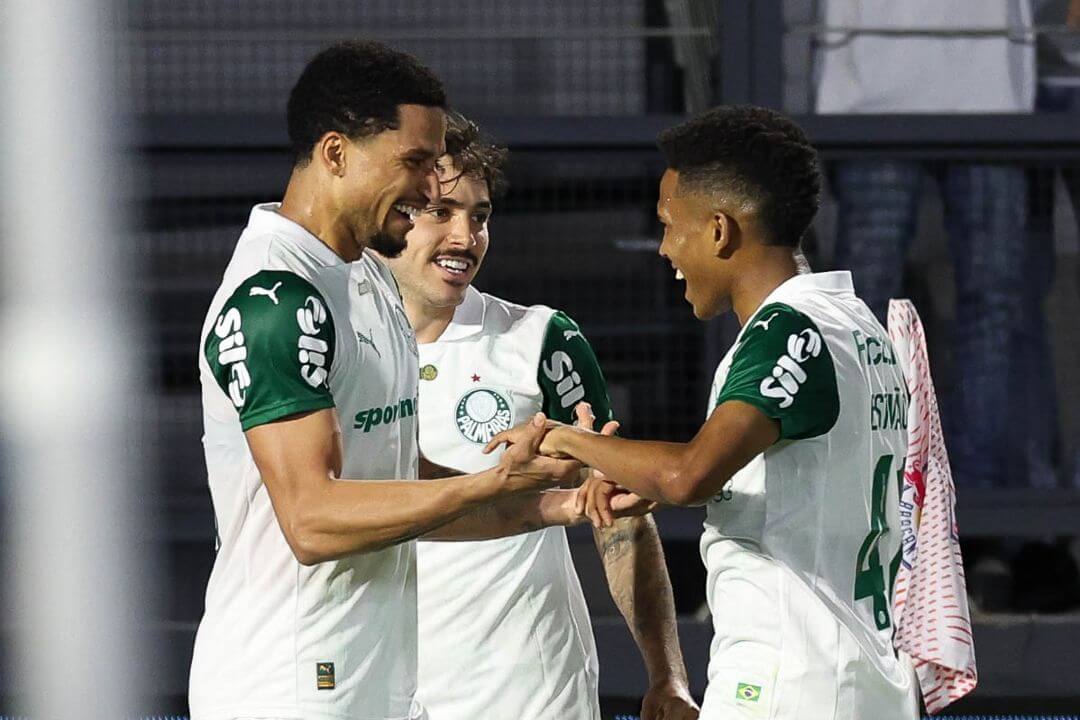 Palmeiras vence Bragantino e amplia liderança no Brasileirão