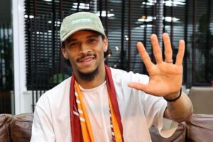 OFICIAL: Sané reforça Galatasaray como jogador livre