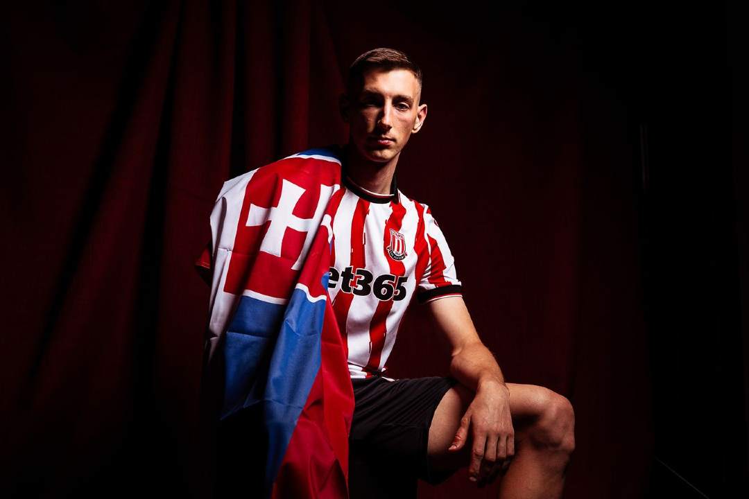 OFICIAL: Robert Bozenik reforça Stoke City após saída do Boavista