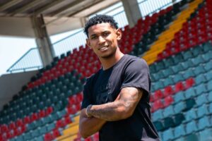 OFICIAL: Médio brasileiro Fernandinho chega cedido ao Paços de Ferreira
