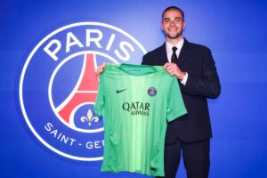 OFICIAL: PSG anuncia novo guardião Lucas Chevalier por 40 milhões até 2030