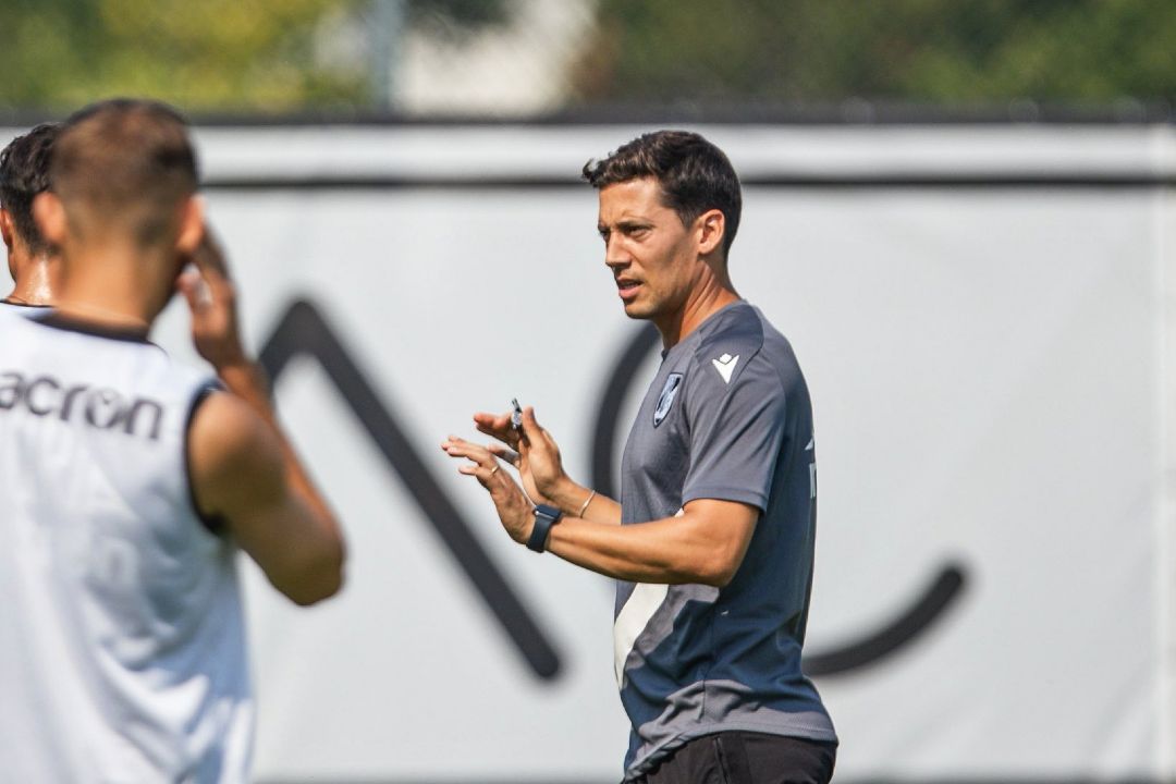 Luís Pinto admite “dores de crescimento” na liderança do Vitória de Guimarães