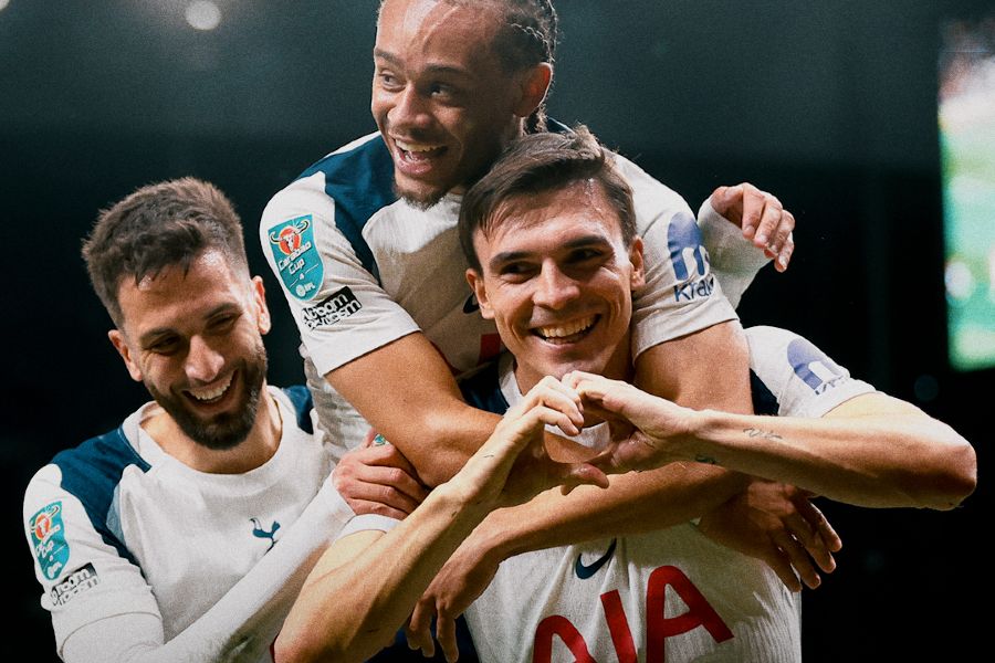 Palhinha brilhou de bicicleta, gigantes seguem na Taça da Liga inglesa