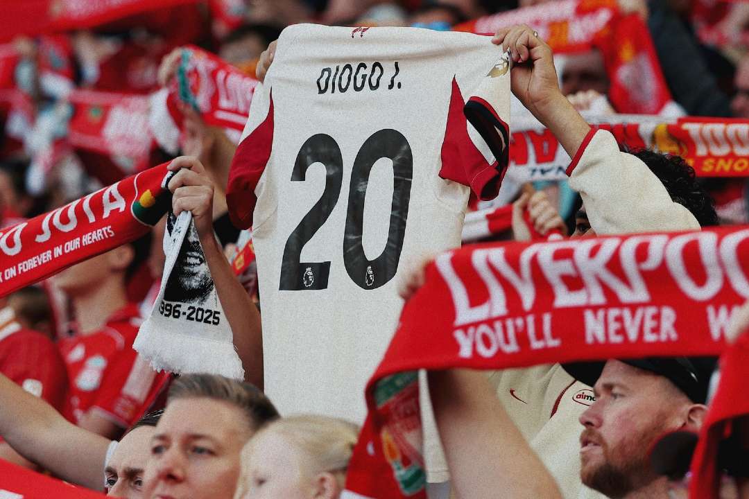 Diogo Jota homenageado no regresso do Liverpool a Anfield