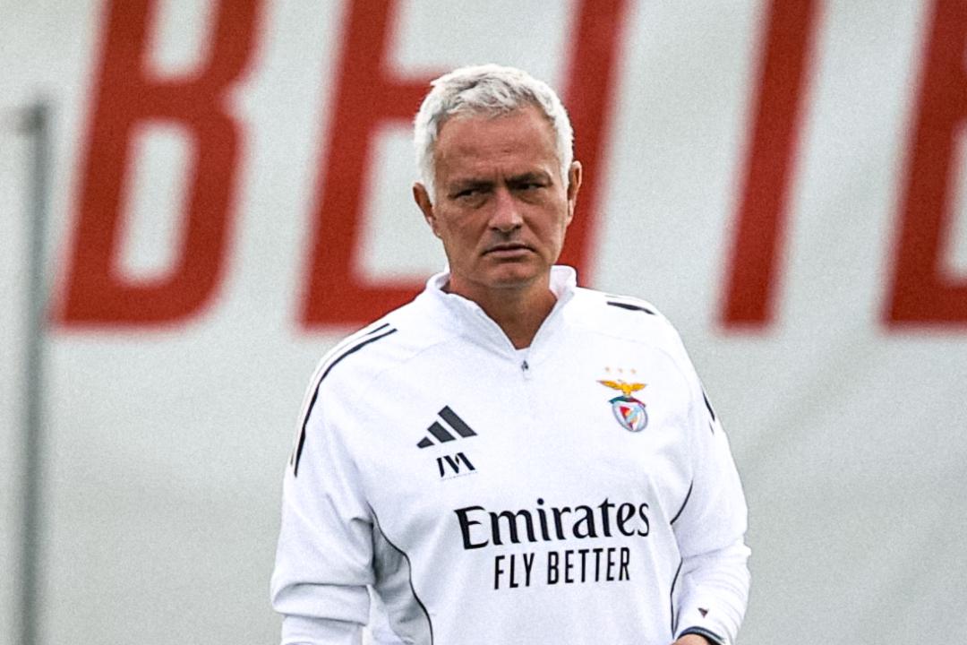 O Benfica de Mourinho já vai nas 13 vitórias, mas a sombra da arbitragem persiste