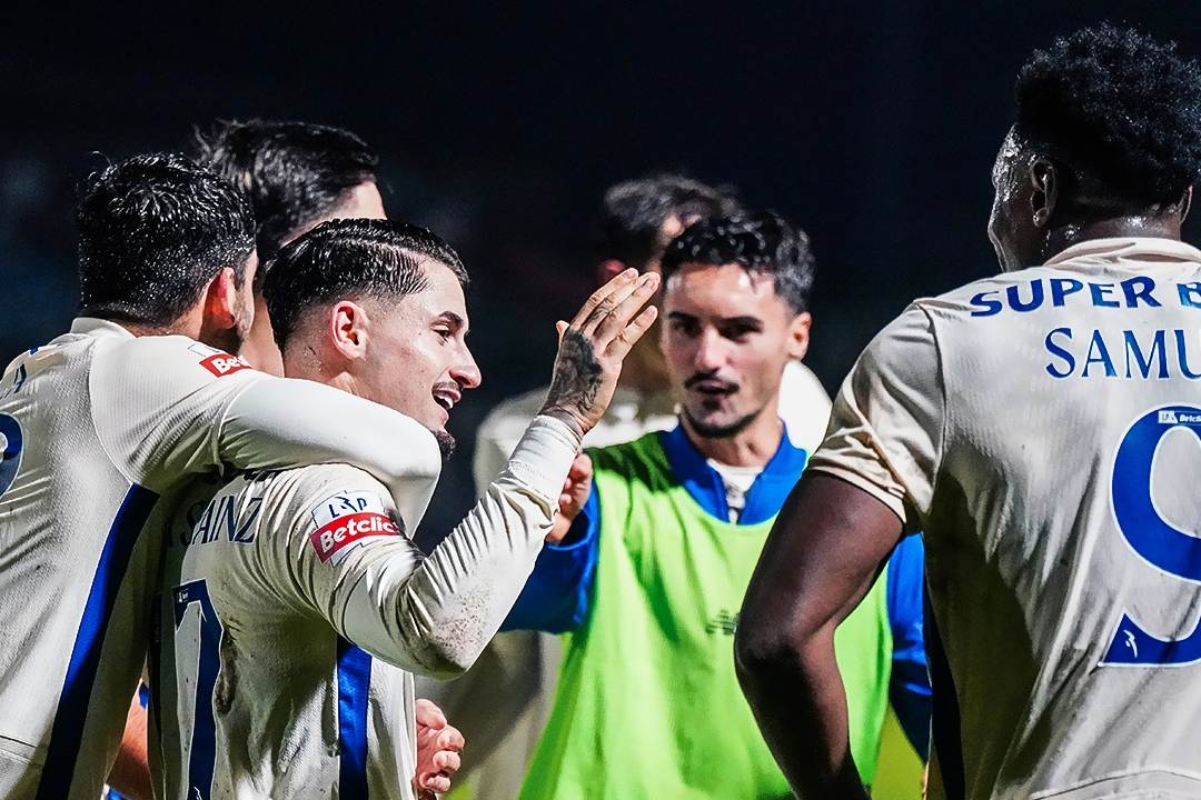 Síntese: FC Porto reforça liderança em Alverca, Benfica bate Famalicão