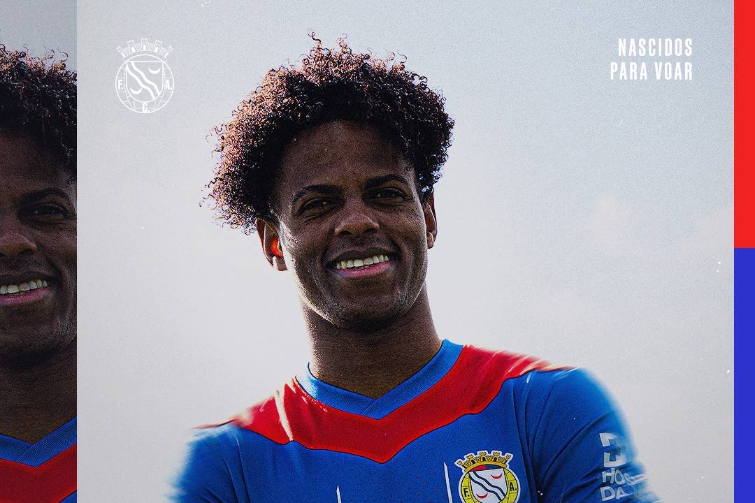 OFICIAL: Defesa esquerdo Fabrício Garcia reforça Alverca por empréstimo do Estoril Praia