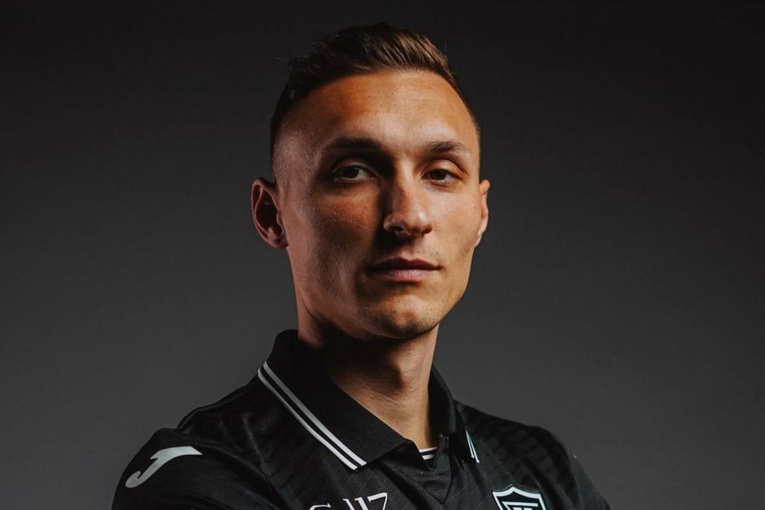 OFICIAL: Ponta de lança polaco Dominik Steczyk é reforço do Académico de Viseu