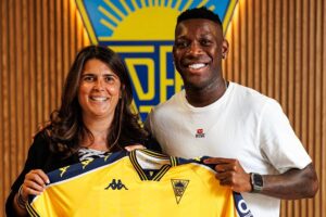 Estoril devolve médio Patrick de Paula ao Botafogo
