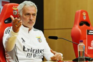 Mourinho apresenta reforço: "Sidny é um bocadinho à imagem do Aursnes"