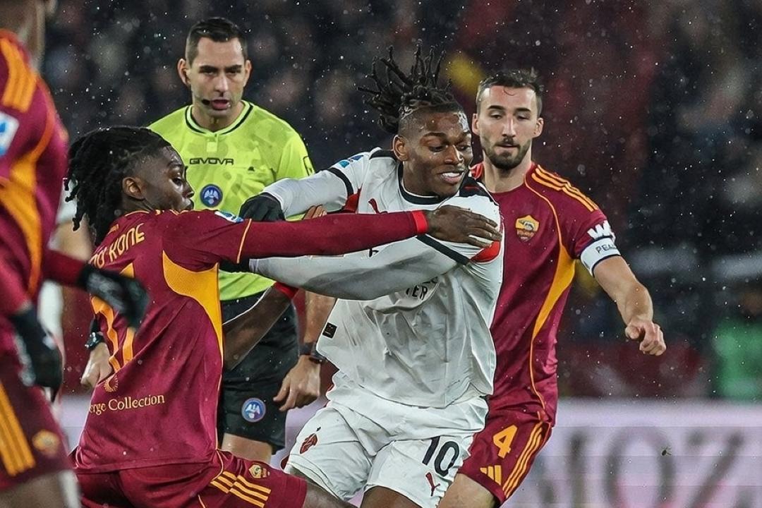 AC Milan cede na perseguição ao comando da Liga italiana com empate em Roma