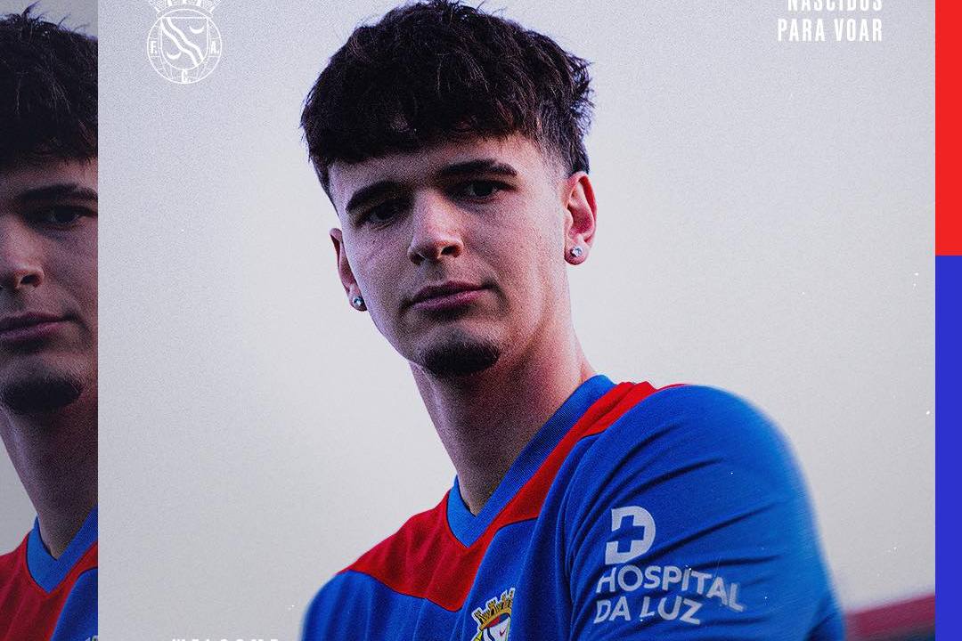 OFICIAL: Defesa Óscar Torrellas reforça Alverca proveniente do Atlético de Madrid